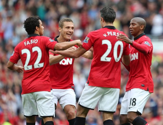 拉玛西亚老队友，韩国球员李昇祐赛前与奥尔莫寒暄.